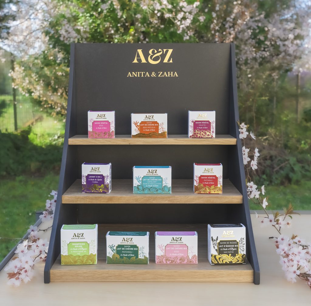 Présentoir élégant pour produits de soin ANITA & ZAHA destiné aux points de vente professionnels