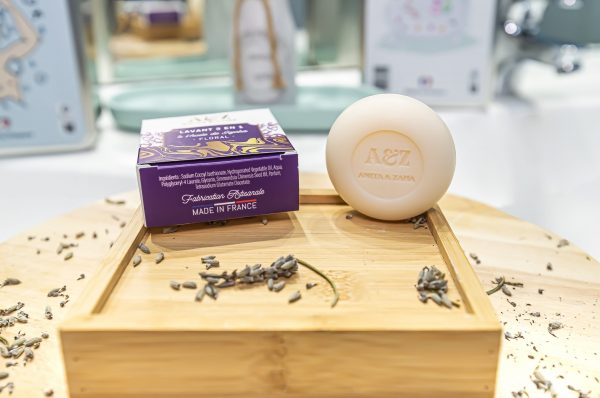 Produit lavant format solide aux notes florales délicates