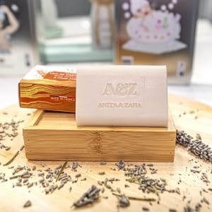 Savon artisanal au parfum boisé élégant, fabrication française
