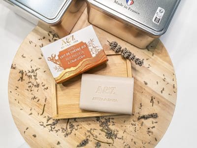 Savon solide au lait de chèvre bio à l’ambiance bois précieux