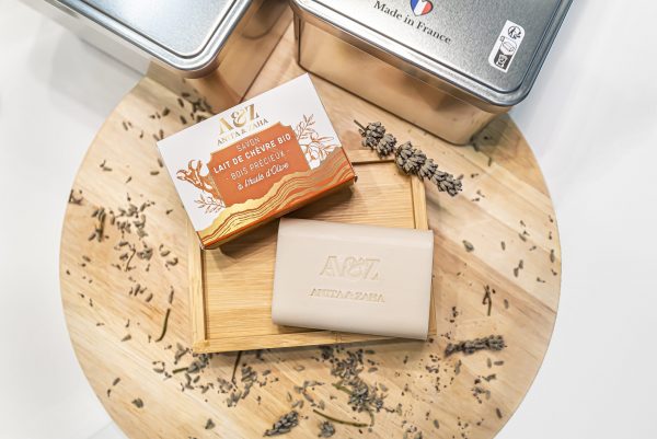 Savon solide au lait de chèvre bio à l’ambiance bois précieux