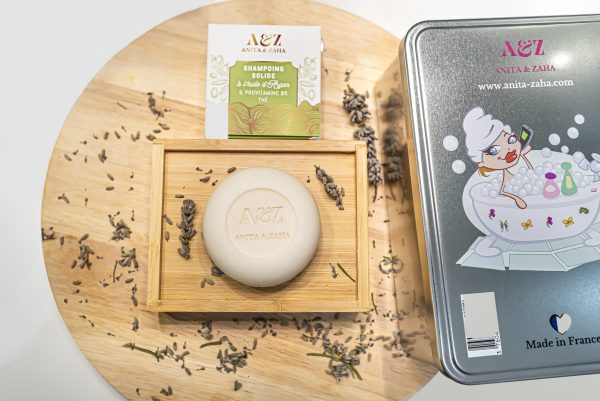 Shampoing solide à l’huile d’Argan ANITA & ZAHA sur fond naturel en bois clair