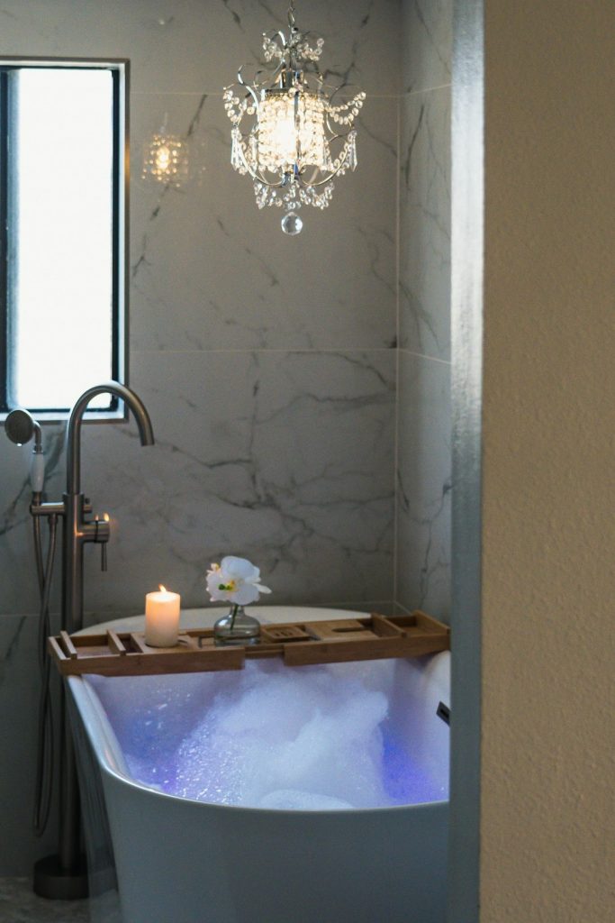 Salle de bain élégante avec lumière naturelle et accessoires minimalistes