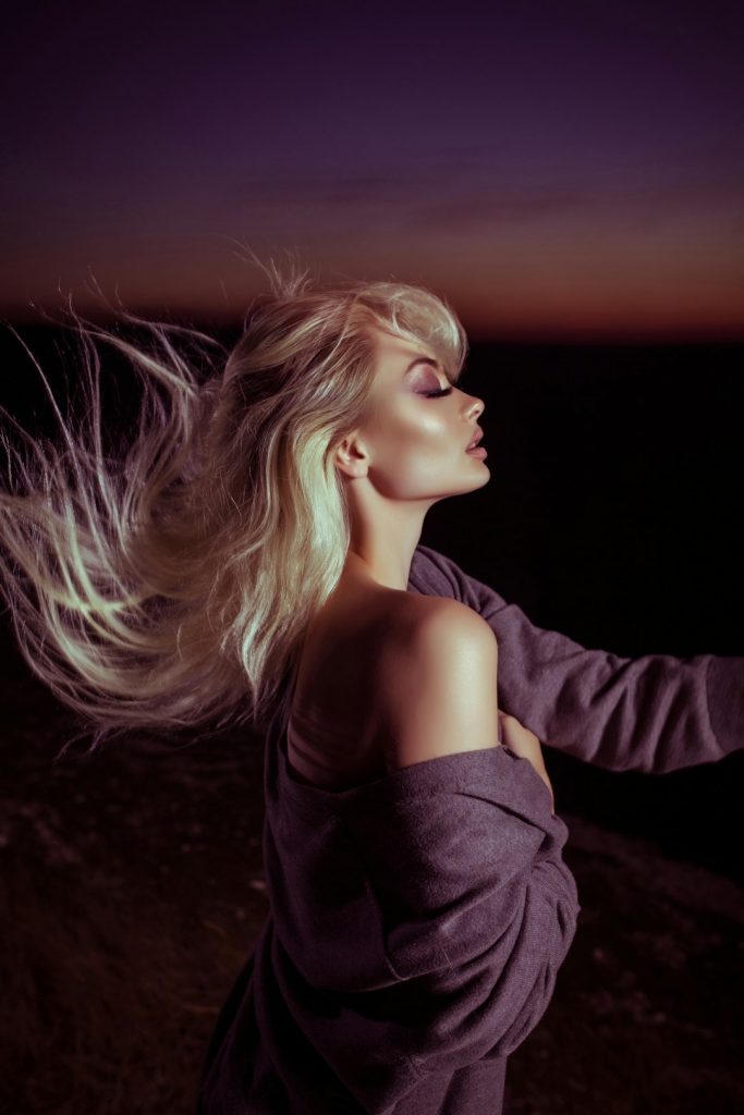 Femme aux cheveux longs et brillants