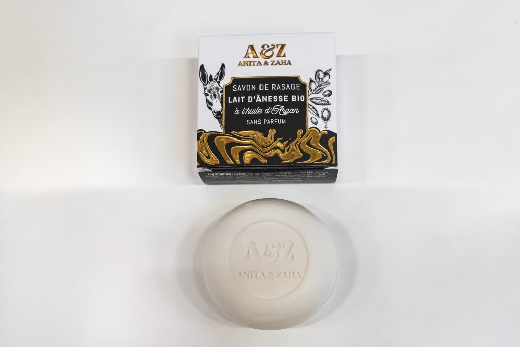 Pain de savon ANITA & ZAHA présenté sur une surface claire