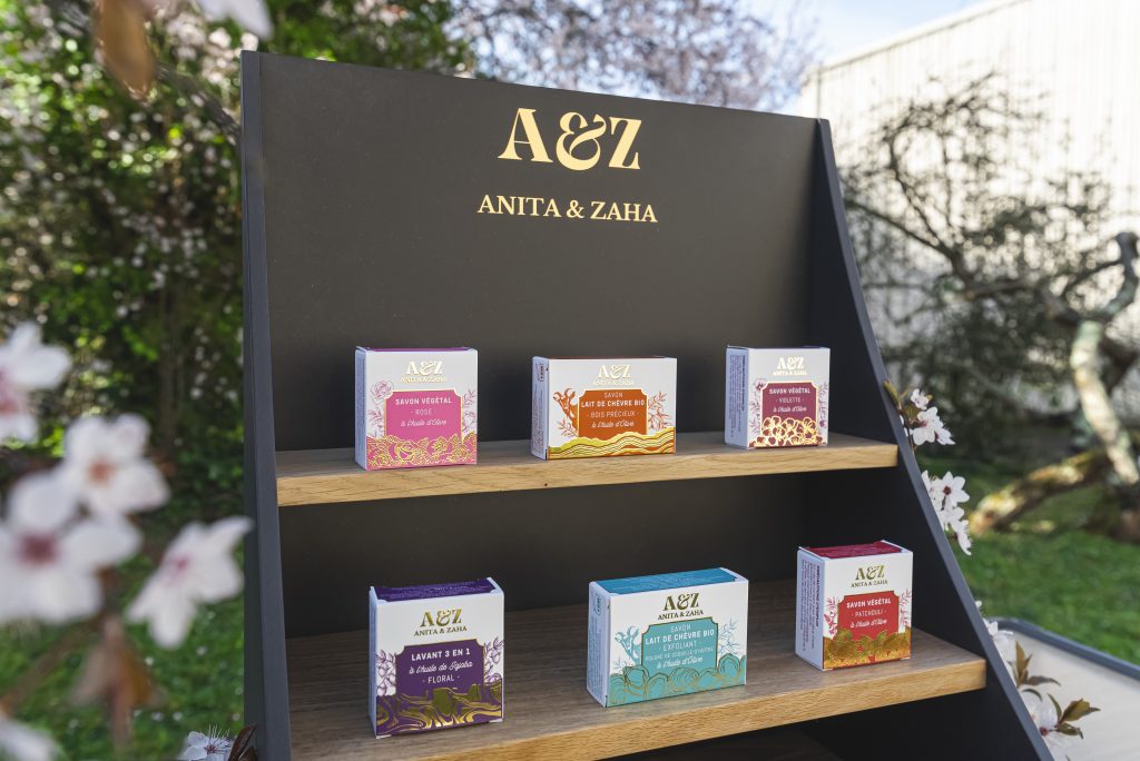 PLV en bois de chêne naturel pour la marque ANITA & ZAHA