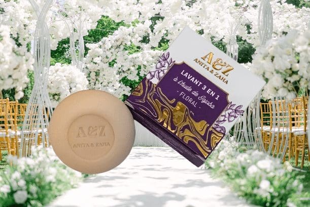 Lavant 3 en 1 ANITA & ZAHA sur fond de fleurs blanches : nettoie, hydrate et protège la peau naturellement © ANITA & ZAHA