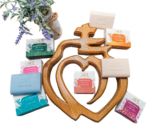 Image des produits ANITA & ZAHA avec un cœur Vendéen sur un arrière-plan blanc épuré – © ANITA & ZAHA