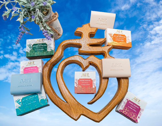 Photo des produits ANITA & ZAHA accompagnés d’un cœur Vendéen, avec un arrière-plan ciel lumineux – © ANITA & ZAHA