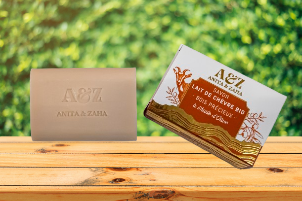 Photo du Savon au lait de chèvre bio Bois Précieux avec arrière-plan naturel © ANITA & ZAHA