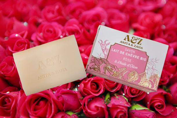 Photo du Savon au lait de chèvre bio Rose avec arrière-plan de roses rouges © ANITA & ZAHA