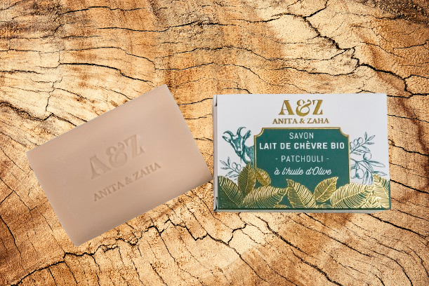 Photo du Savon au lait de chèvre bio Patchouli avec arrière-plan en bois © ANITA & ZAHA