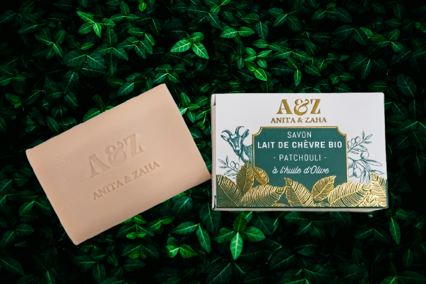 Photo du Savon au lait de chèvre bio Patchouli avec arrière-plan de feuilles vertes © ANITA & ZAHA