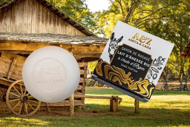 avon de rasage au lait d’ânesse bio et à l’huile d’Argan sur un arrière-plan de ferme authentique © ANITA & ZAHA