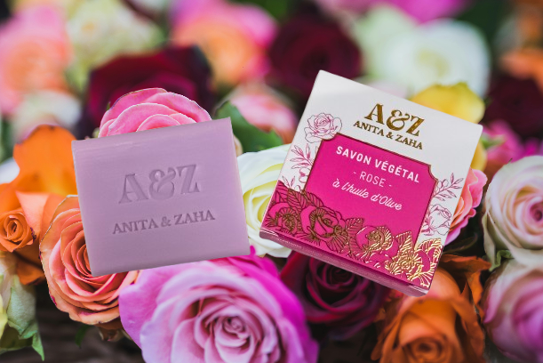 Photo du Savon Végétal Rose avec arrière-plan de roses multicolores © ANITA & ZAHA