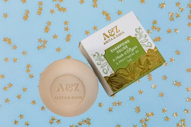 Shampoing solide à l’huile d’Argan et à la provitamine B5 sur un fond décoré d’étoiles dorées © ANITA & ZAHA