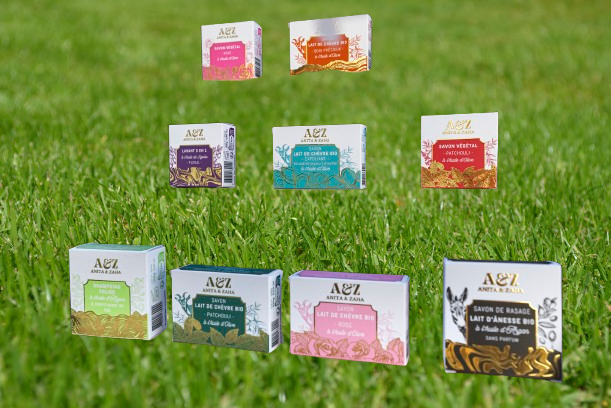 Sélection de produits ANITA & ZAHA présentés sur un fond de verdure, symbole de pureté et de bien-être. © ANITA & ZAHA