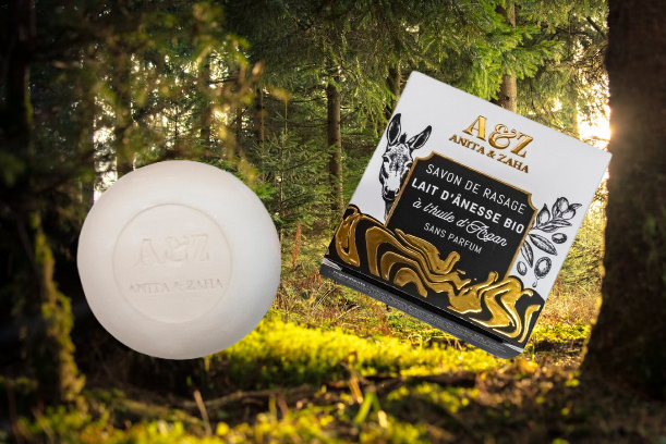 Savon de rasage solide ANITA & ZAHA sur un arrière-plan forêt, produit naturel et éco-responsable © ANITA & ZAHA