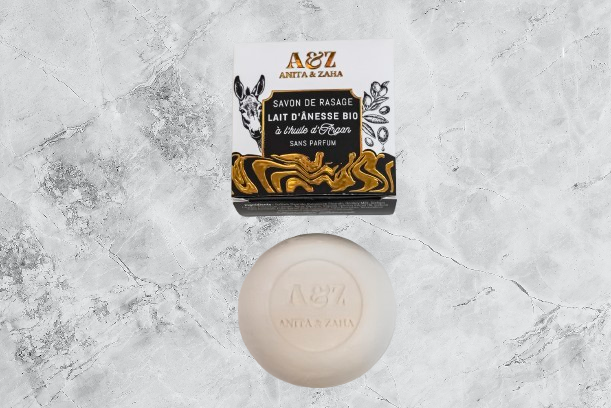 Savon de rasage solide ANITA & ZAHA posé sur un arrière-plan marbre, soin naturel et Made in France © ANITA & ZAHA