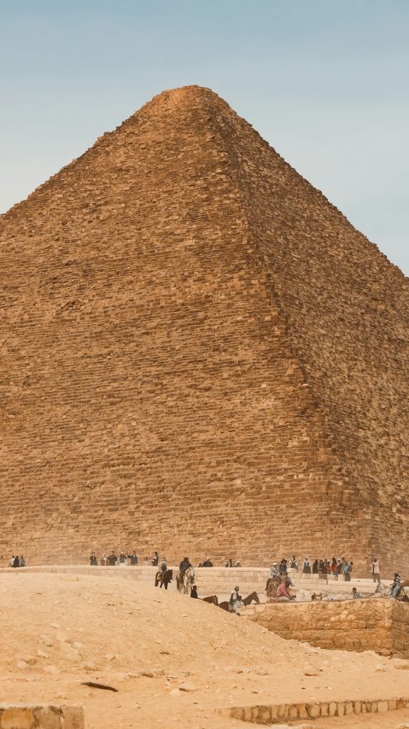 La Grande Pyramide de Gizeh, connue sous le nom de pyramide de Khéops, l’une des sept merveilles du monde antique sous un ciel clair.