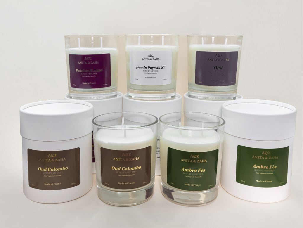 Bougies parfumées ANITA & ZAHA groupées, bougies fabriquées en France avec des parfums du Pays de Grasse, présentées dans une composition chaleureuse et haut de gamme.