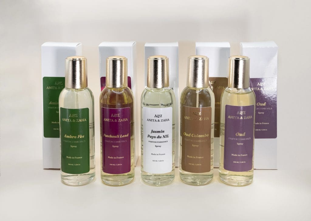 Collection de parfums d’ambiance ANITA & ZAHA groupés, parfums d'intérieur fabriqués au Pays de Grasse, présentés dans une mise en scène soignée évoquant une atmosphère chaleureuse et contemporaine.