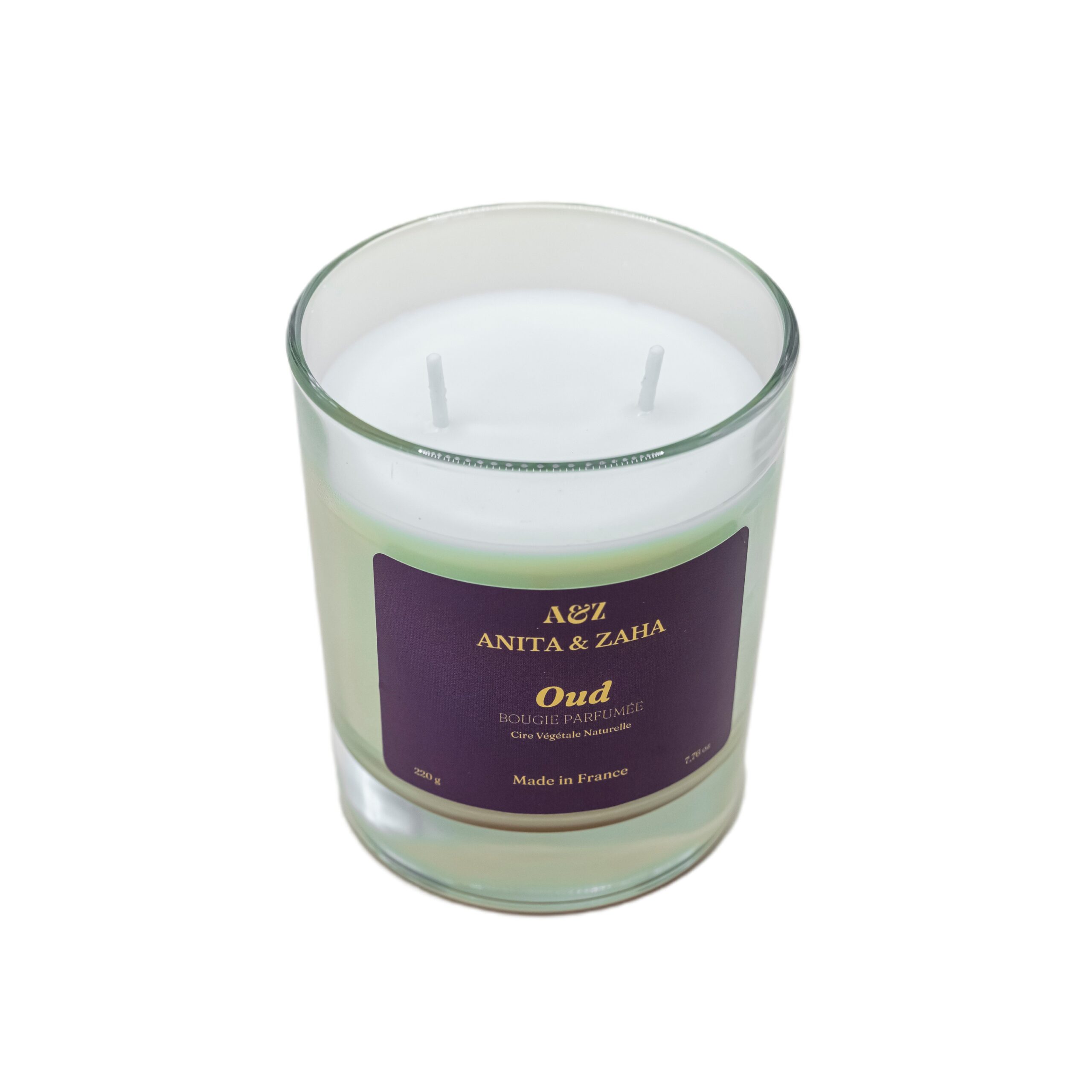 Bougie parfumée Oud, cire végétale et notes boisées profondes inspirées du bois d’agar, créant une ambiance chaleureuse et mystérieuse.