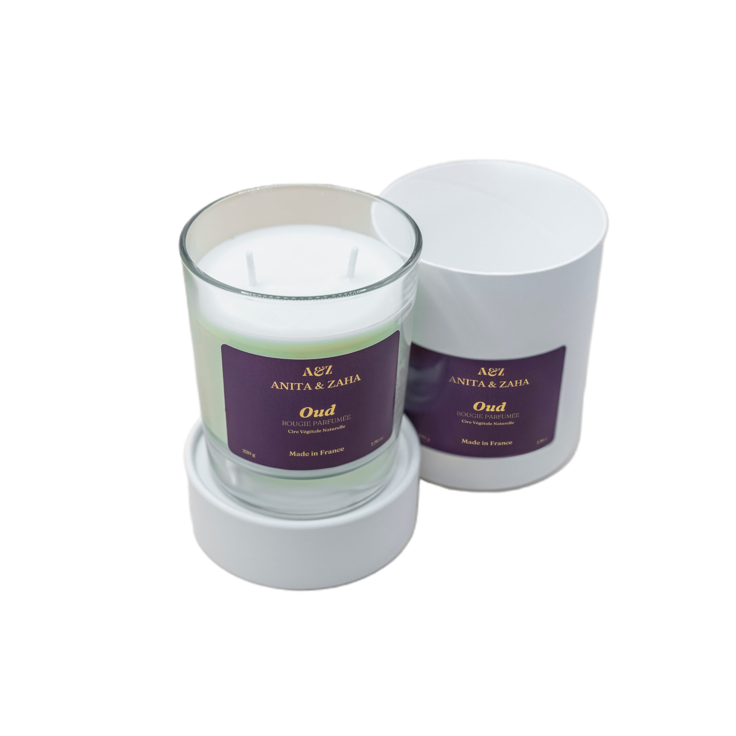 Bougie Oud en cire naturelle, parfum oriental profond inspiré des forêts d’agar, transformant la pièce en expérience olfactive luxueuse.