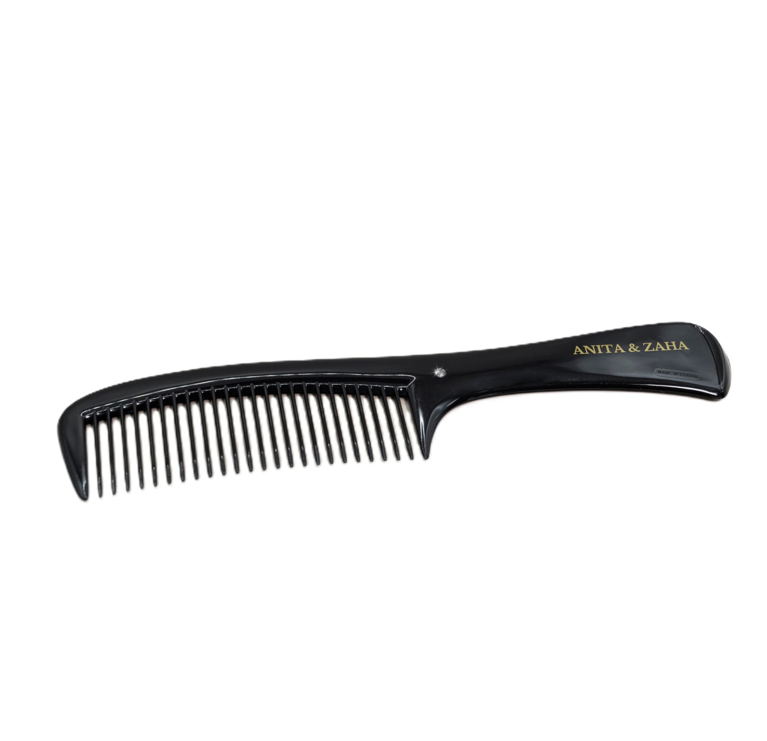Peigne à manche en acétate noir, décoré d’un strass, révélant une silhouette allongée idéale pour un coiffage maîtrisé.